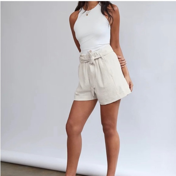 Wilfred Pants - WILFRED Aritzia Paperbag Shorts in light birch size 8